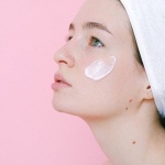 Retinol w kremie: jak odmłodzić cerę i uniknąć podrażnień — praktyczny przewodnik