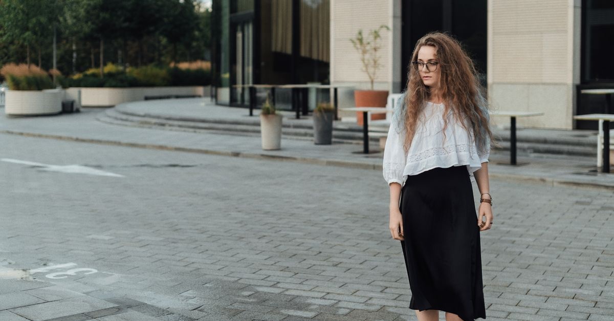 Spódnica do pracy bez stresu: eleganckie stylizacje na każdy dzień tygodnia