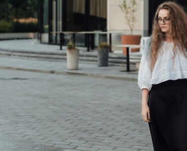 Spódnica do pracy bez stresu: eleganckie stylizacje na każdy dzień tygodnia