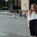Spódnica do pracy bez stresu: eleganckie stylizacje na każdy dzień tygodnia