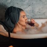 Samotny wieczór bez nudy: 15 pomysłów, które poprawią Ci nastrój