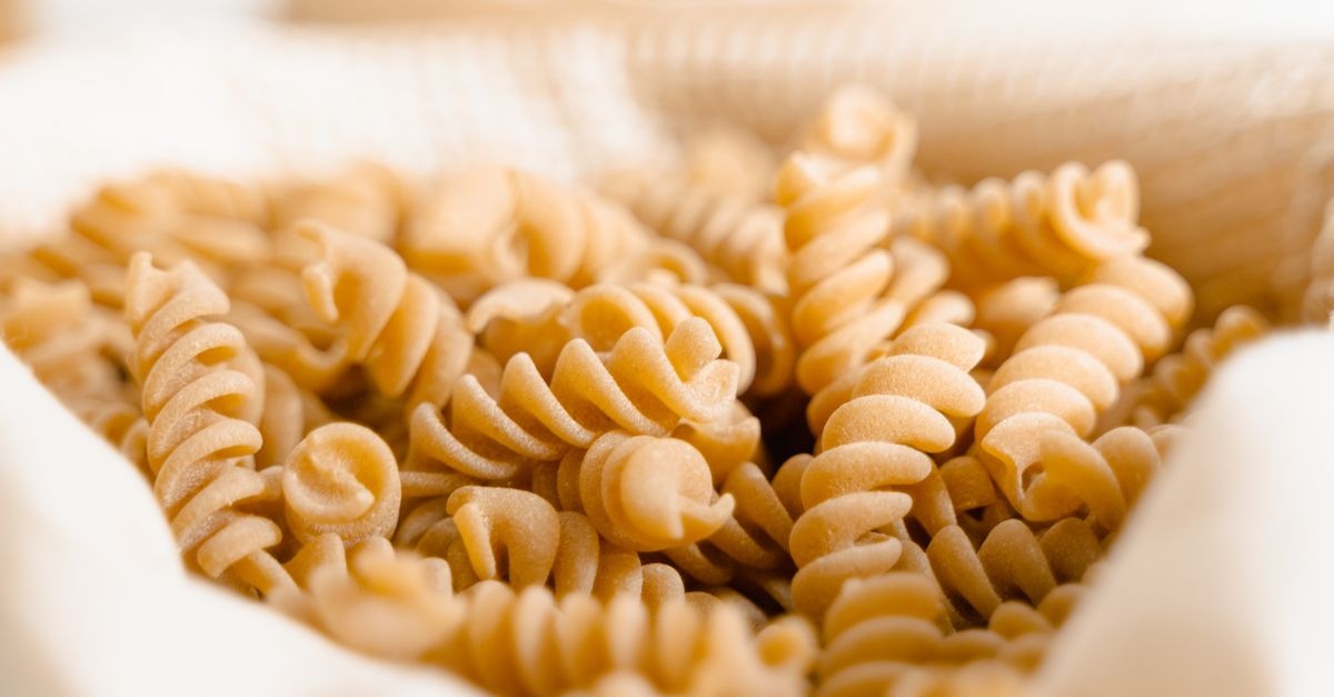 Pełnoziarnisty makaron bez tajemnic: jak ugotować go idealnie al dente i wydobyć najlepszy smak